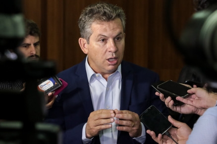 Governador Mauro Mendes conceder entrevista coletiva ao protocolar projetos de lei.