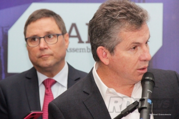 Mauro Mendes em coletiva na AL, quando detalhou o pacote de mesagens enviado aos deputados; ao fundo, chefe da Casa Civil Mauro Carvalho