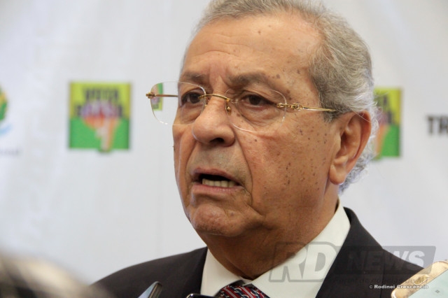 Jayme Campos em conversa com a imprensa quando foi diplomado, em dezembro; ele defende colega de partido