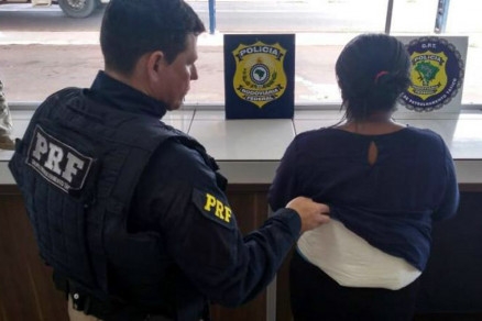 PRF encontrou droga atada à cintura da mulher e ela foi detida