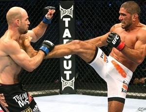 Marcelo Guimar�es (dir.) em sua primeira luta no UFC, contra Dan Stittgen.