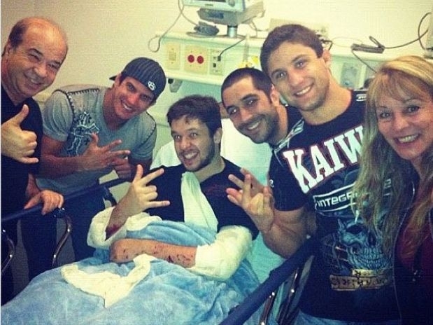 Um amigo postou foto do cantor no hospital