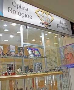 Estabelecimento  localizado no piso trreo do Shopping Trs Amricas, na regio do Coxip.