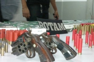 A PM apreendeu 1.700 munies de calibres 12, 20 e 36, alm de dois revlveres carregados