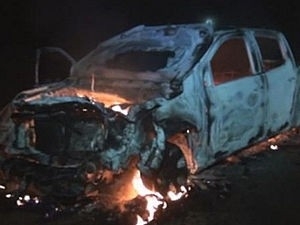 Caminhonete pegou fogo e ficou completamente destruda.