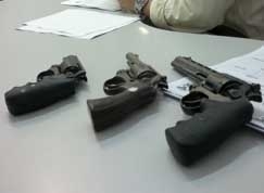 Na casa, havia trs revlveres, sendo dois calibre 38 e um calibre 22, que foram apreendidos