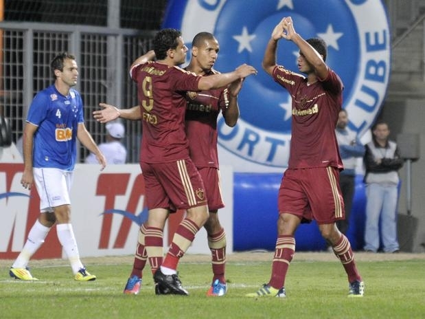 Fred comemora o empate do Fluminense com os companheiros de equipe