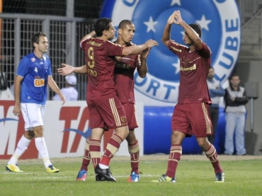 Fred comemora o empate do Fluminense com os companheiros de equipe