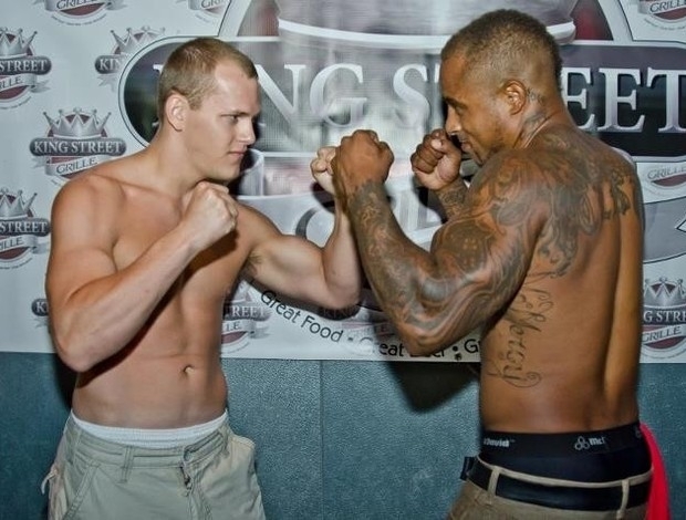 Tyrone Mimms (direita) na pesagem antes da luta contra Blake Poore