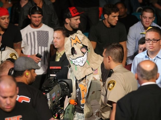 Jason Miller, de mscara, danificou uma igreja e foi preso pela polcia de Orange County