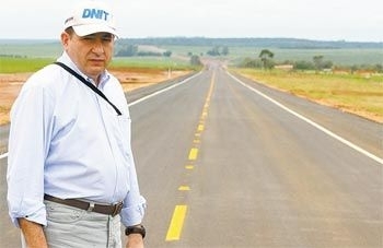 Pagot em visita a uma obra durante a gest�o no Dnit