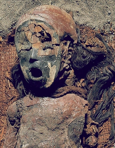 Mmia da cultura Chincorro  de uma mulher e ainda tem os cabelos preservados