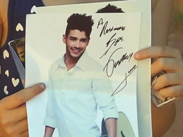 F ganhou foto autografada, CD e um pedido de desculpa do cantor.