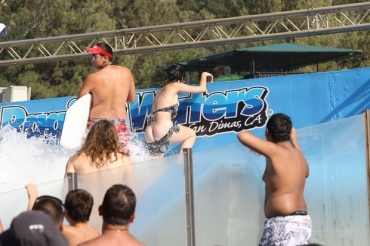 Katy Perry deixa bumbum � mostra ao brincar em parque