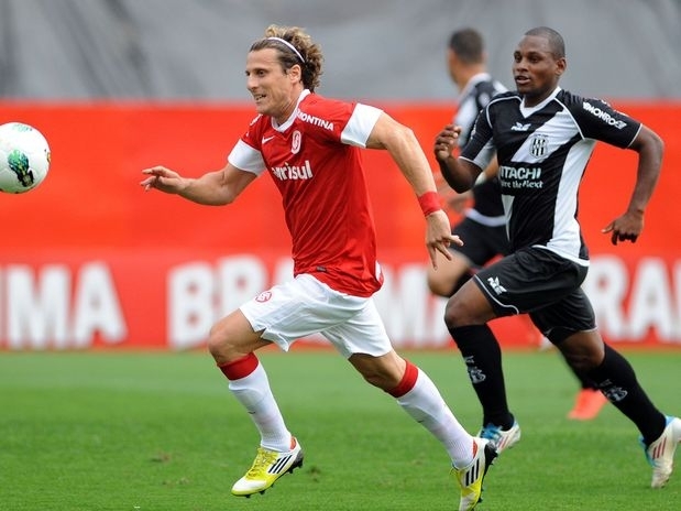 Com gols aos 47min, time colorado vira sobre os paulistas e mantm invencibilidade de Fernando