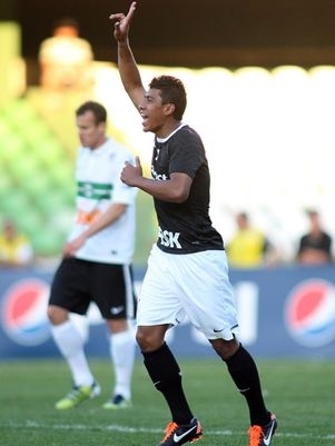 Paulinho marcou um gol e deu passe para outro no triunfo corintiano em Curitiba