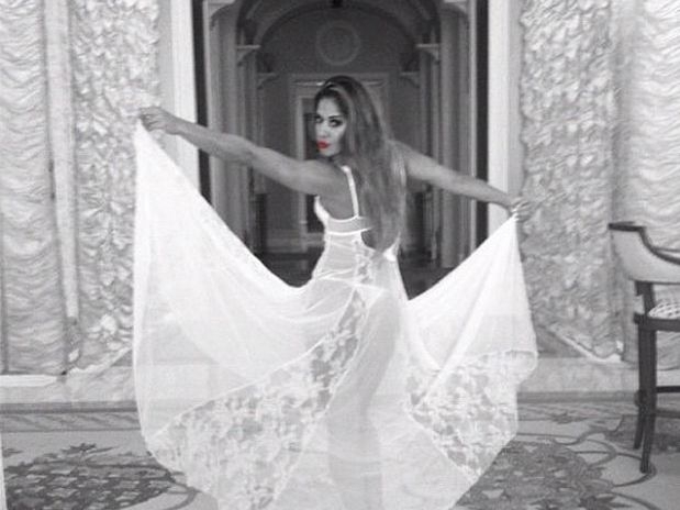 A apresentadora Mayra Cardi escolheu uma camisola transparente para o ensaio