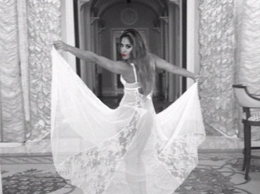 A apresentadora Mayra Cardi escolheu uma camisola transparente para o ensaio