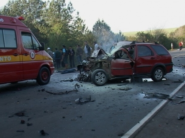 Cinco pessoas morreram em acidente na RS-153 na manh deste domingo 