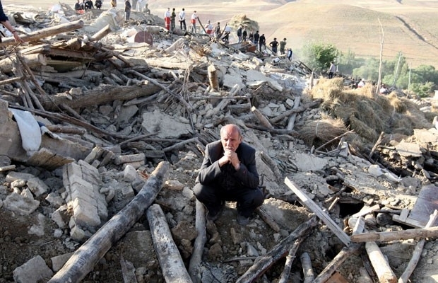 Homem fica no meio de destroos de casa destruda na vila de Baje-Baj, no Ir