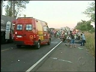 Batida entre dois nibus no PR deixa mortos e vrios feridos