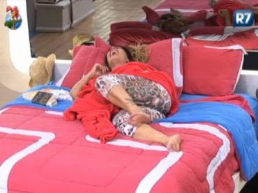 Viviane caiu na gargalhada com Nicole Bahls