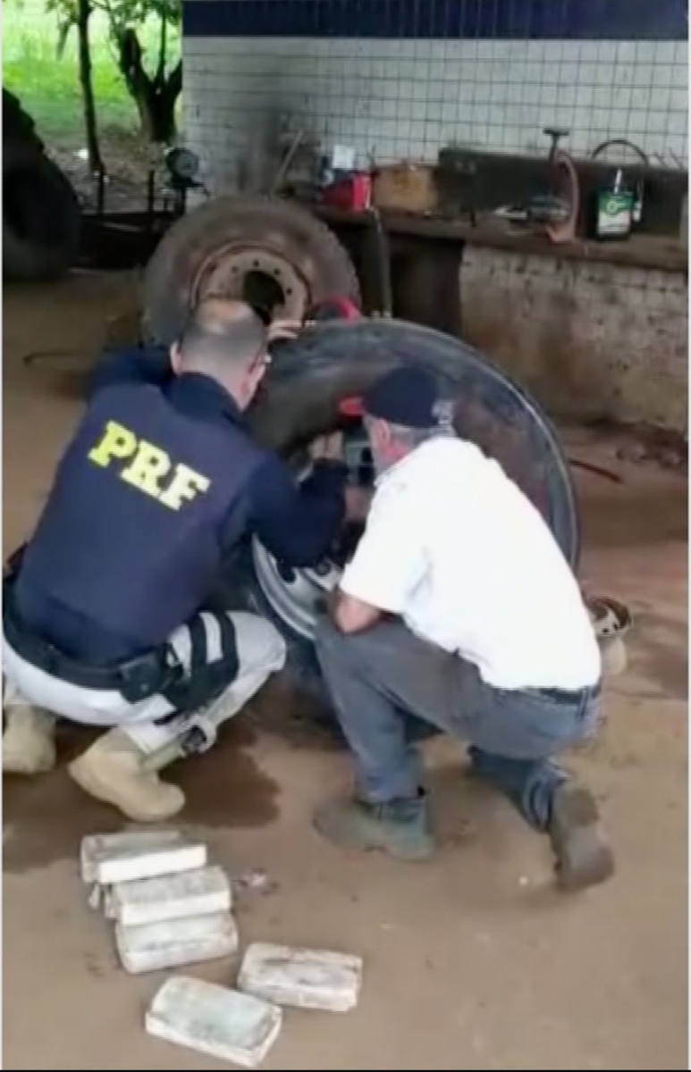 Entorpecente foi encontrado no estepe do veculo usado para o transporte  Foto: TVCA/Reproduo