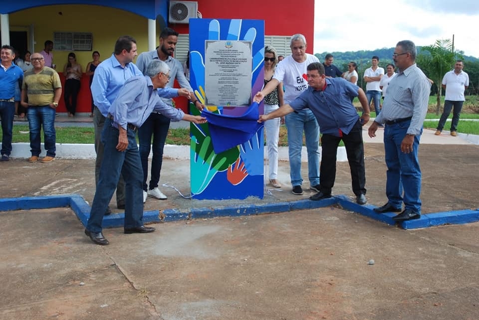 Prefeito Zema Fernandese autoridades inauguram a readequao do laboratrio municipal e o Centro de Fisioterapia.