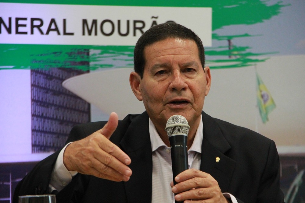 General Hamilton Mouro tambm ir abrir, simbolicamente, o plantio de milho safrinha de 2019  Foto: Rickardo Marques/G1