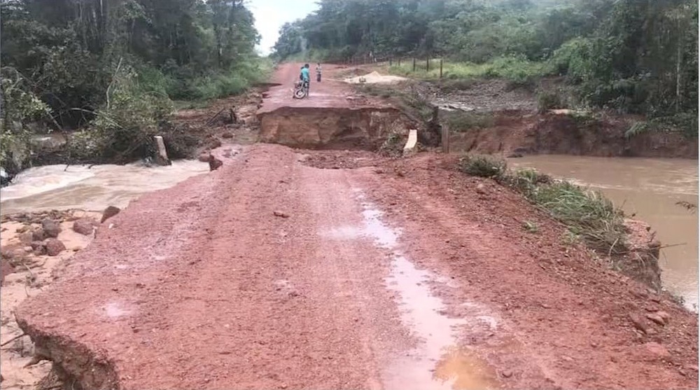 Ponte desabou aps chuva forte na MT-343  Foto: TVCA/Reproduo