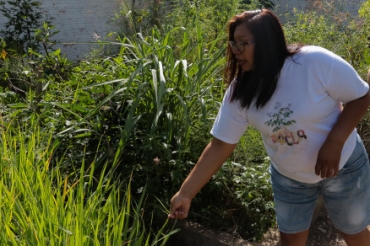 A agrnoma Aparecida Hurtado Soares, durante explicao sobre ervas medicinais e chs