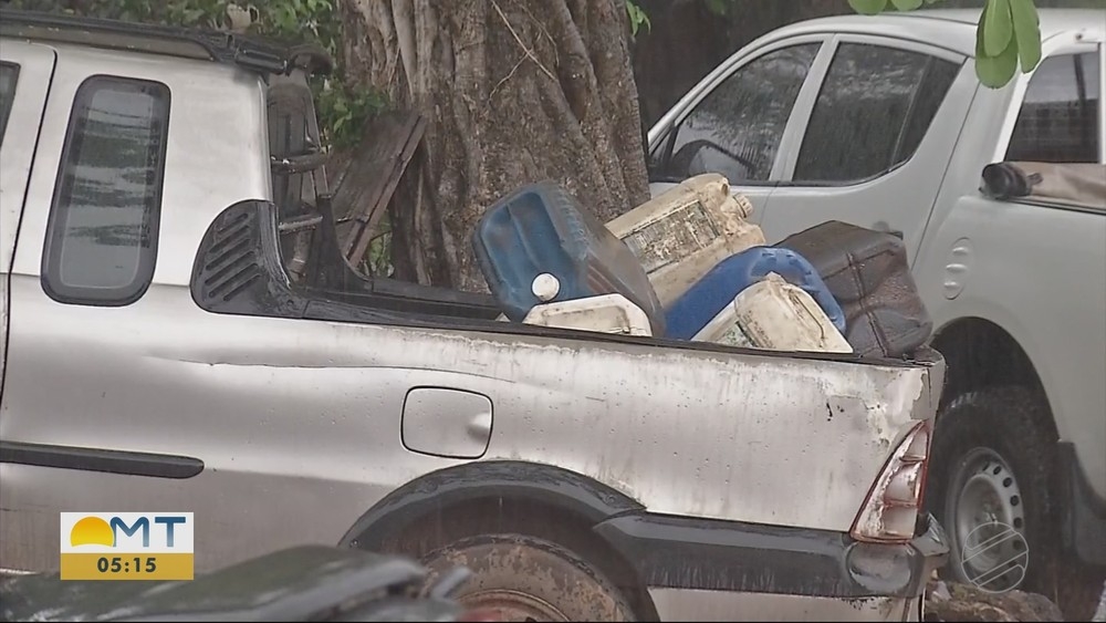 Idoso, de 64 anos, que furtava combust�veis e revendia na casa dele foi preso nessa quarta-feira (27) em Rondon�polis � Foto: TV Centro Am�rica