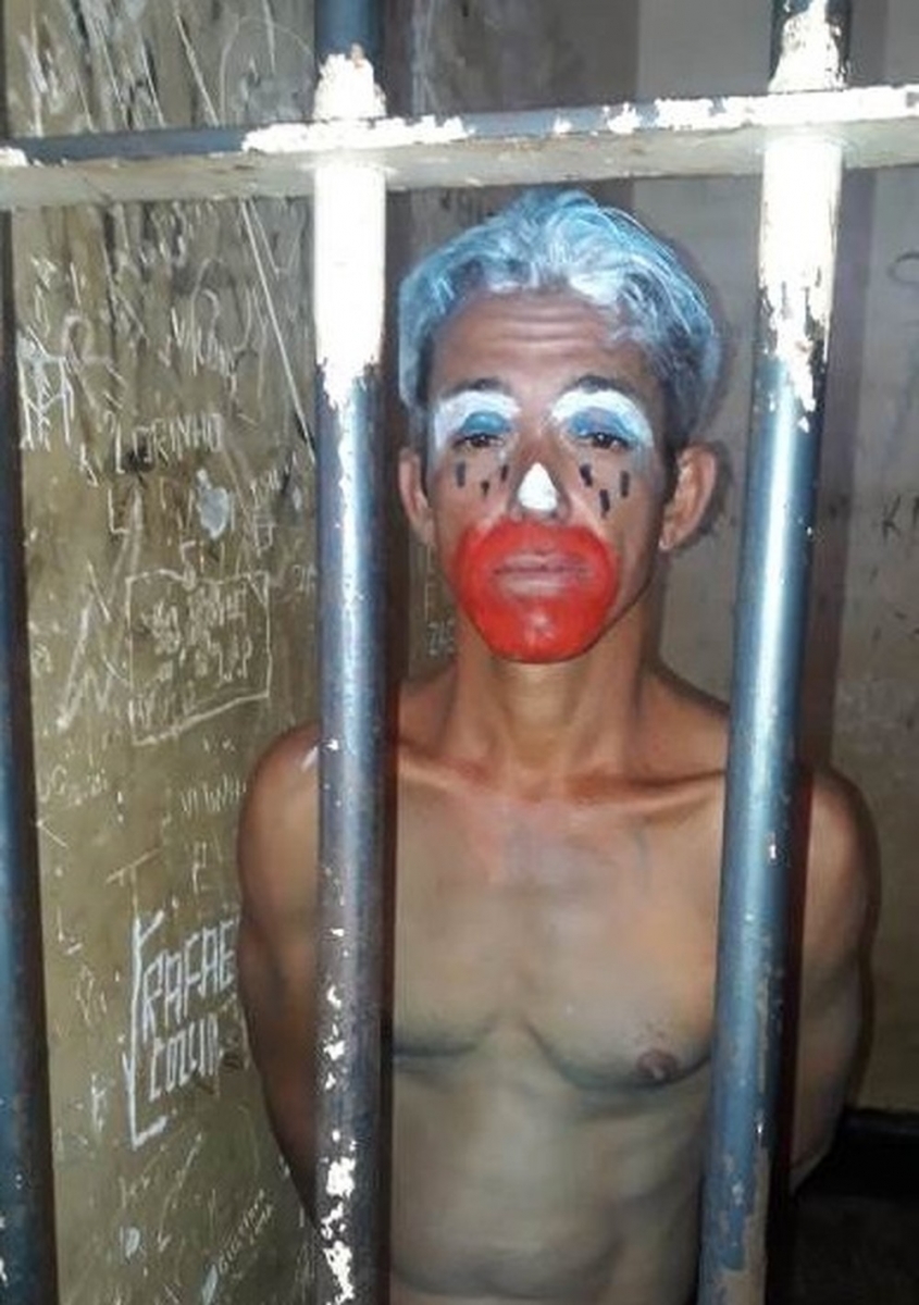 Homem fantasiado de palhao  detido suspeito de ameaa  Foto: Pedro Miguel/ Cceres
