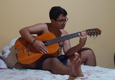 Gabriel Miranda Leite Costa, de 14 anos, tem problema cr�nico de audi��o � Foto: Lucr�cia Miranda Leite Moreira Costa/ Arquivo pessoal