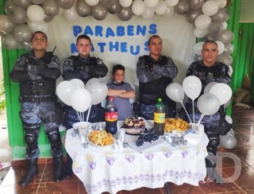 Mateus usou at farda parecida com a dos PMs