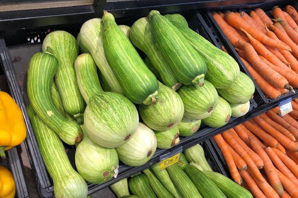 H uma semana o quilo da abobrinha custava R$ 3,15. Hoje est ao preo de R$ 5,29 em MT  Foto: Luciana Cury