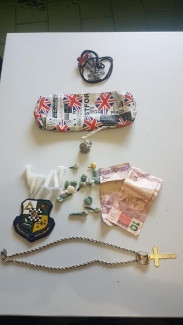 Estojo, notas e droga apreendidos