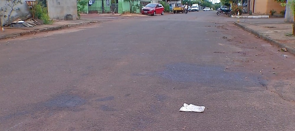 Vtima filmou queda de motoqueiro em rua de Tangar da Serra  Foto: TVCA/Reproduo