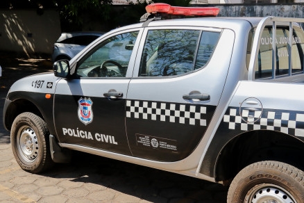 Polcia Civil autuou o suspeito por porte ilegal de arma de fogo de uso restrito e disparo de arma de fogo