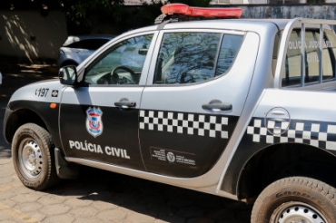 Pol�cia Civil autuou o suspeito por porte ilegal de arma de fogo de uso restrito e disparo de arma de fogo