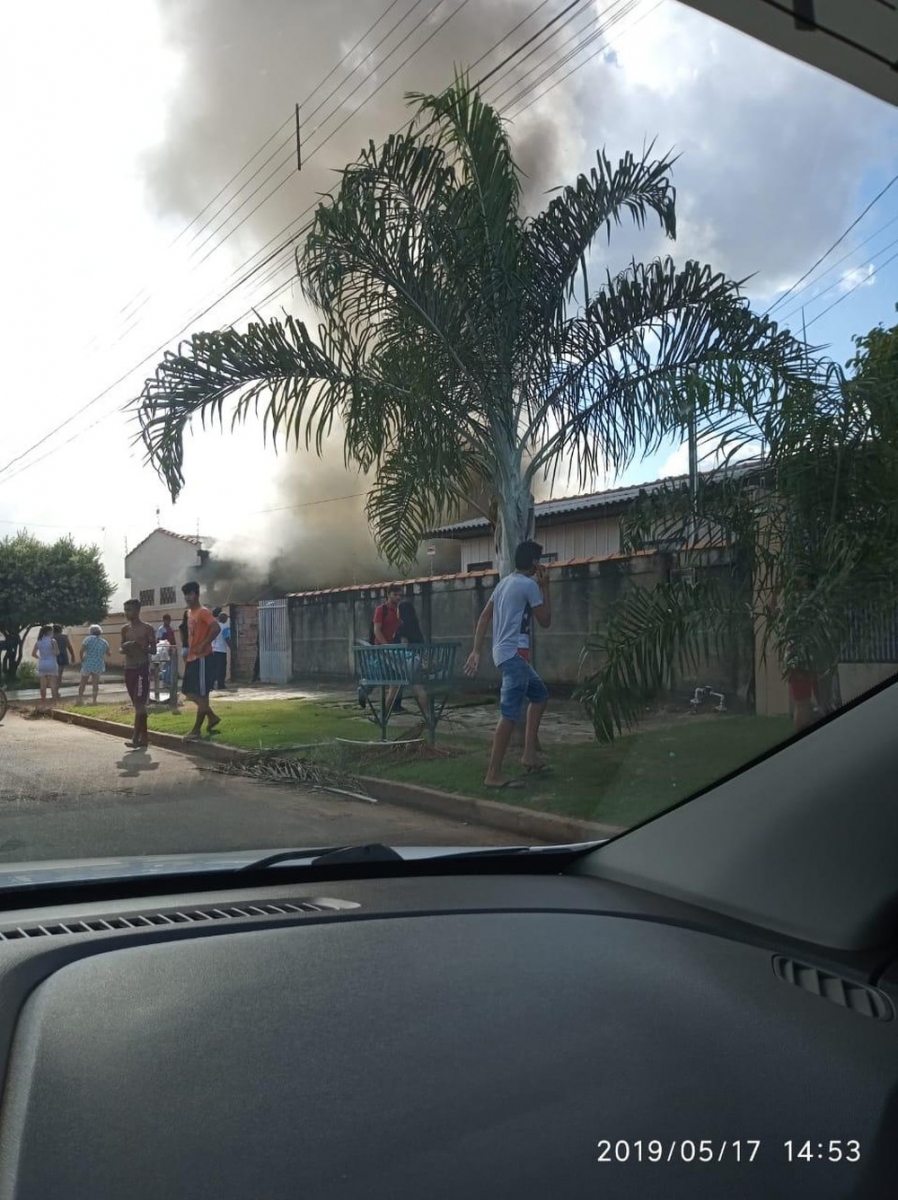 Casa com cinco crianas e idoso pegou fogo e bombeiros foram chamados em Sinop  Foto: Arquivo pessoal