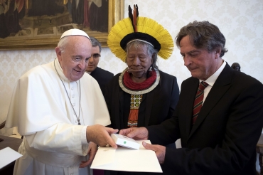 Papa Francisco troca presentes com o lder indgena brasileiro Raoni durante uma audincia privada no Vaticano nesta segunda-feira (27)  Foto: Vatican Media / AFP
