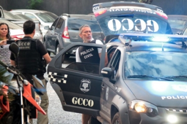 O ex-comendador Joo Arcanjo, ao sair da sede da GCCO, na tarde desta quinta-feira