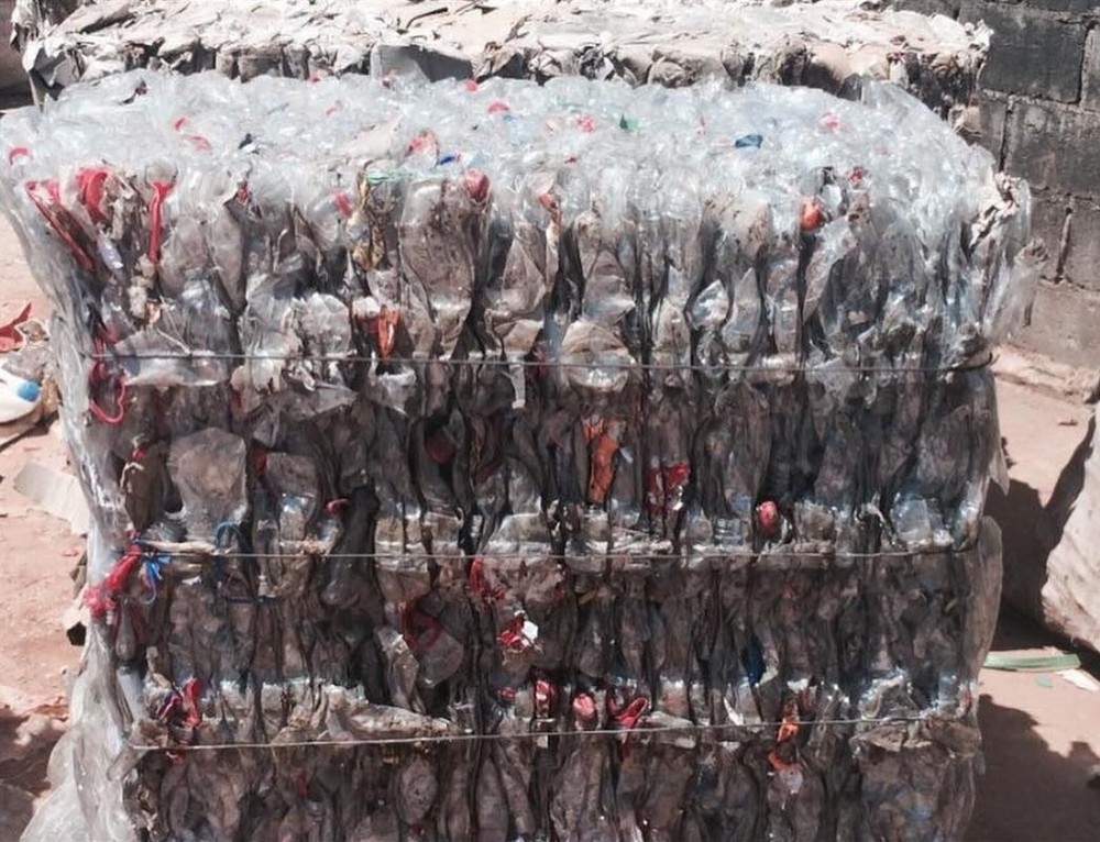 Garrafas prensadas para serem encaminhadas para a indstria  Foto: Cana Reciclveis/Divulgao