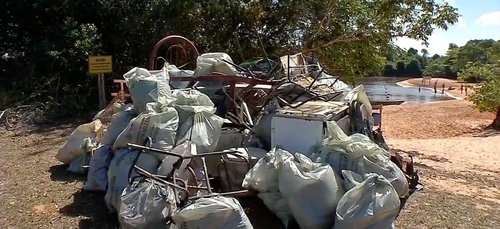 Lixo foi recolhido na beira do Rio Sepotuba  Foto: TVCA/Reproduo