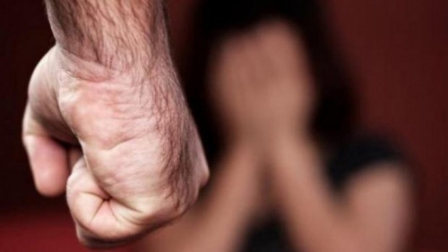 Homem estava muito violento e teve que ser contido por policiais que atenderam o caso