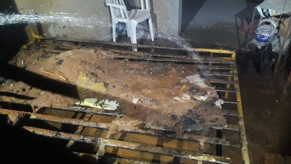Colcho e cama ficaram totalmente destrudos aps o incndio  Foto: Polcia Militar - MT