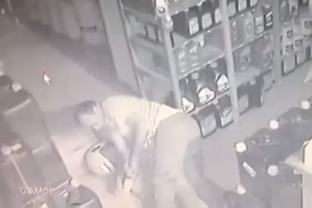 As imagens so do circuito de monitoramento de cmeras do posto