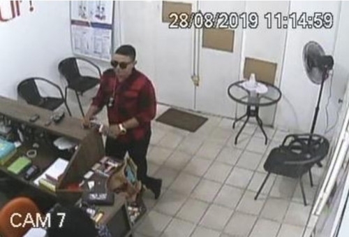 Segundo a vtima, homem mostrou distintivo, tem cerca de 27 anos e disse ser Gabriel