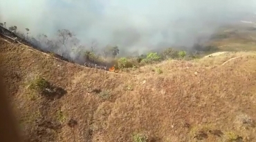 Equipes tentam conter as chamas por terra — Foto: Corpo de Bombeiros - MT